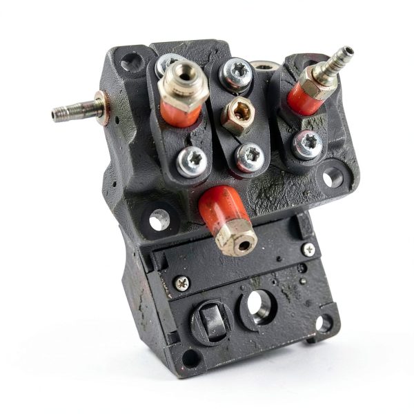 Kubota D1105 Fuel Pump Assembly Replacement-4